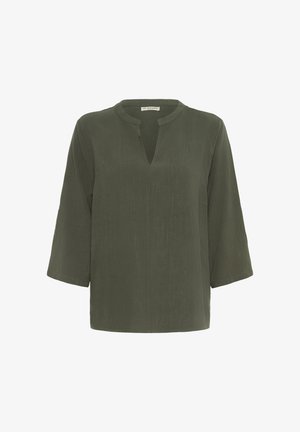 Olīvu zaļa, viegla blūze ar V-veida izgriezumu, trīs ceturtdaļu piedurknēm un gludu tekstūru. Vienkāršs dizains ar minimāliem akcentiem.