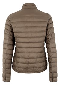 Brun vadderad jacka med en slät, quiltad textur, hög krage och elastiska ärmar, designad för värme och komfort.