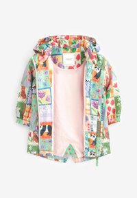 Imperméable à capuche pour enfants avec des motifs patchwork colorés d'animaux et de fleurs, ouvert pour montrer la doublure intérieure rose pâle et la fermeture éclair.