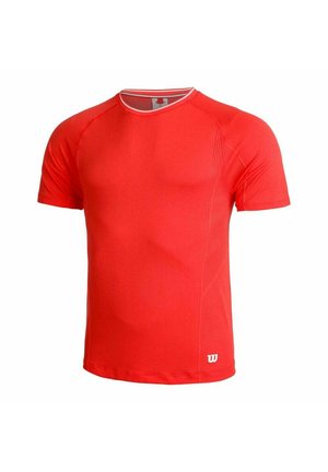 Rood sportshirt met korte mouwen en een ronde hals, voorzien van meshpanelen voor ventilatie en een wit logo aan de onderkant rechts.