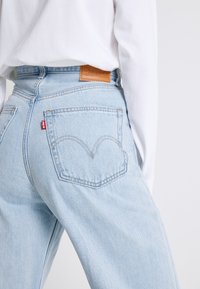 Levi's® HIGH LOOSE - Calças de ganga à boca de sino - light indigo - flat finish
