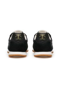 Sneaker in suede nero e pelle liscia con suole bianche, caratterizzate da un logo dorato sul retro, un vamp testurizzato e un colletto imbottito.