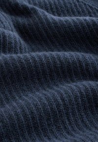 Tecido tricotat ribbed de culoare bleumarin, cu o textură moale, având linii verticale ridicate și un aspect ușor pufoș.