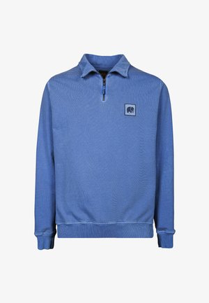 Lichtblauwe pullover sweatshirt met een kwart-rits kraag, ribgebreide manchetten en een klein olifantenlogo op de linkerborst. Zachte textuur.