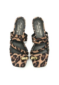 Sandalias deslizantes con estampado de leopardo, que presentan tonos negros y marrones, punta cuadrada, correas superpuestas y detalles de hardware en dorado en la parte delantera.