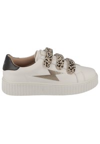 Baskets en cuir blanc avec une semelle texturée, détail en éclair doré et trois sangles imprimé léopard. Accent noir à l'arrière.