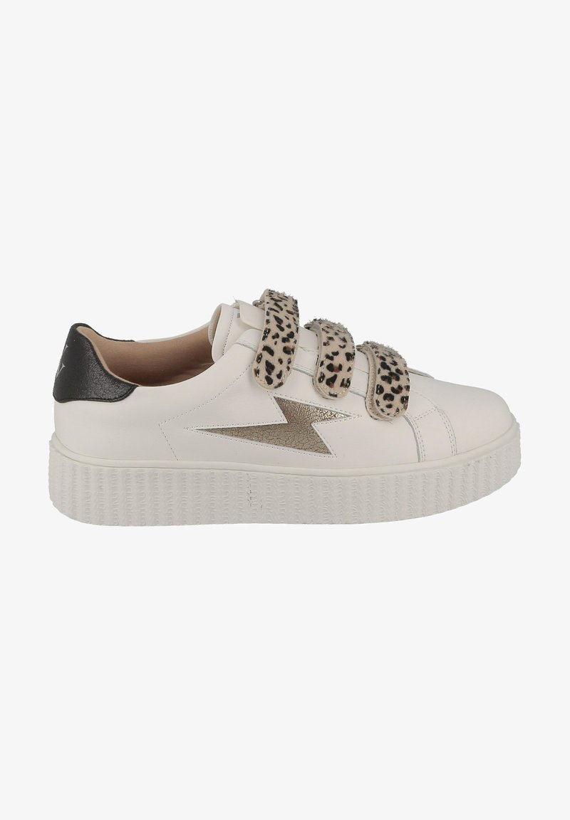 Witte leren sneakers met een gestructureerde zool, gouden bliksemschichtdetails en drie leopardprintbanden. Zwarte achteraccent.