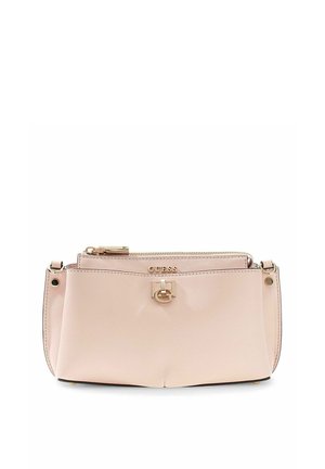 Petit sac à main rose blush GUESS avec poche avant, ferrures ton or et fermeture éclair supérieure sur fond blanc.