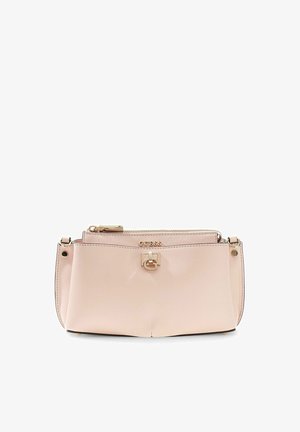 Petit sac à main rose blush GUESS avec poche avant, ferrures ton or et fermeture éclair supérieure sur fond blanc.
