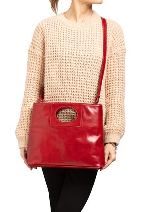 Borsa a tracolla in pelle rossa con finitura lucida, forma rettangolare, manico tondeggiante con ritaglio e una lunga tracolla regolabile.