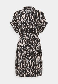 Robe à manches courtes avec col, présentant un motif rayé tigre noir et crème, taille cintrée avec une ceinture en tissu et longueur à mi-genoux.