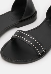 Zadig & Voltaire Páskové sandály  - black