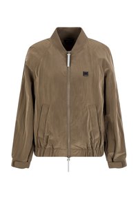 Giubbotto bomber marrone con colletto e polsini a coste, chiusura con zip, due tasche laterali e una piccola patch del logo sul petto. Tessuto liscio.