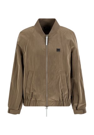 Giubbotto bomber marrone con colletto e polsini a coste, chiusura con zip, due tasche laterali e una piccola patch del logo sul petto. Tessuto liscio.