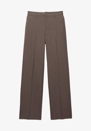 Braune maßgeschneiderte Hosen mit Gürtelschlaufen, Knopfverschluss und Bügelfalte auf einem weißen Hintergrund.