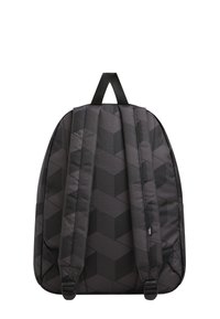Mochila negra con un patrón geométrico, que cuenta con correas ajustables, respaldo acolchado y un asa superior para llevar. Textura de tela suave.
