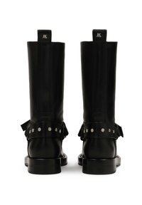 Cizme negre din piele, pana la genunchi, cu textură netedă, vârf rotund, studs metalici decorative pe o curea și un accent de fundiță lată la gleznă.