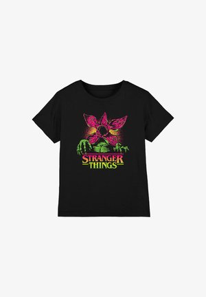 Schwarzes T-Shirt mit kurzen Ärmeln, das ein mehrfarbiges Grafikenmotiv eines Blumenmusters und Händen zeigt, mit dem Schriftzug "STRANGER THINGS" in Gelb und Grün.