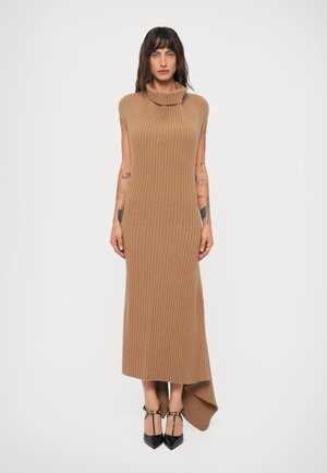 DRAPED SLEEVELESS DRESS - Pulóverruha - dark caramel