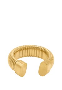 Bracciale a manichetta dorato con design a spirale, texture liscia e estremità ovali e piatte. Presenta nervature uniformemente spaced lungo la fascia.