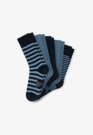 Collection de chaussettes pour hommes dans des teintes de bleu et de noir, présentant des designs rayés et unis, avec des textures et des motifs variés.