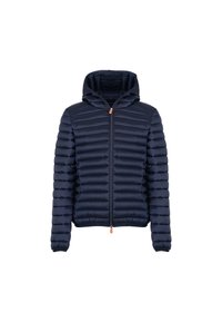 Navyblauwe pufferjack met een horizontaal gestikt ontwerp, ritssluiting aan de voorkant en een vaste capuchon. Heeft een oranje rits-trekker en elastische manchetten.