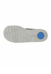 Suola di scarpa in gomma grigia con motivo di grip texture. Presenta un logo circolare blu, punti in rilievo e scanalature per la trazione. Modello: Bartek 28.