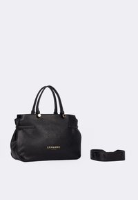 Borsa a mano in pelle nera con texture a grana, doppio manico, dettagli dorati e una tracolla abbinata. Logo dorato sul davanti.