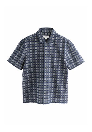Camisa de manga corta con botones, estampado a cuadros azul y blanco y cuello puntiagudo, talla mediana.
