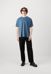 Jack & Jones JCOREFLECT TEE CREW NECK UNISEX - T-shirts med print - bering sea