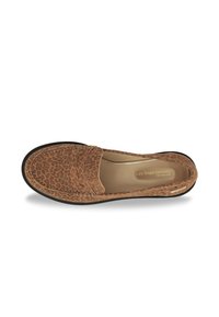Scarpa slip-on leopardata marrone con punta arrotondata, materiale superiore morbido e suola nera piatta. L'interno presenta dettagli del marchio.
