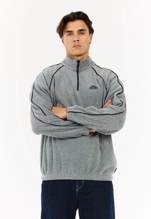 Grau Fleece-Pullover mit hohem Kragen, Halbzipp und schwarzen Akzenten an den Schultern und Ärmeln. Elastischer Saum und Logodetail.