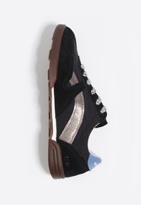 Schwarze Wildleder- und Stoff-Sneaker mit metallischen Akzenten, strukturierten Oberflächen, runder Gummisohle und dekorativen Schnürsenkeln. Seitenansicht.