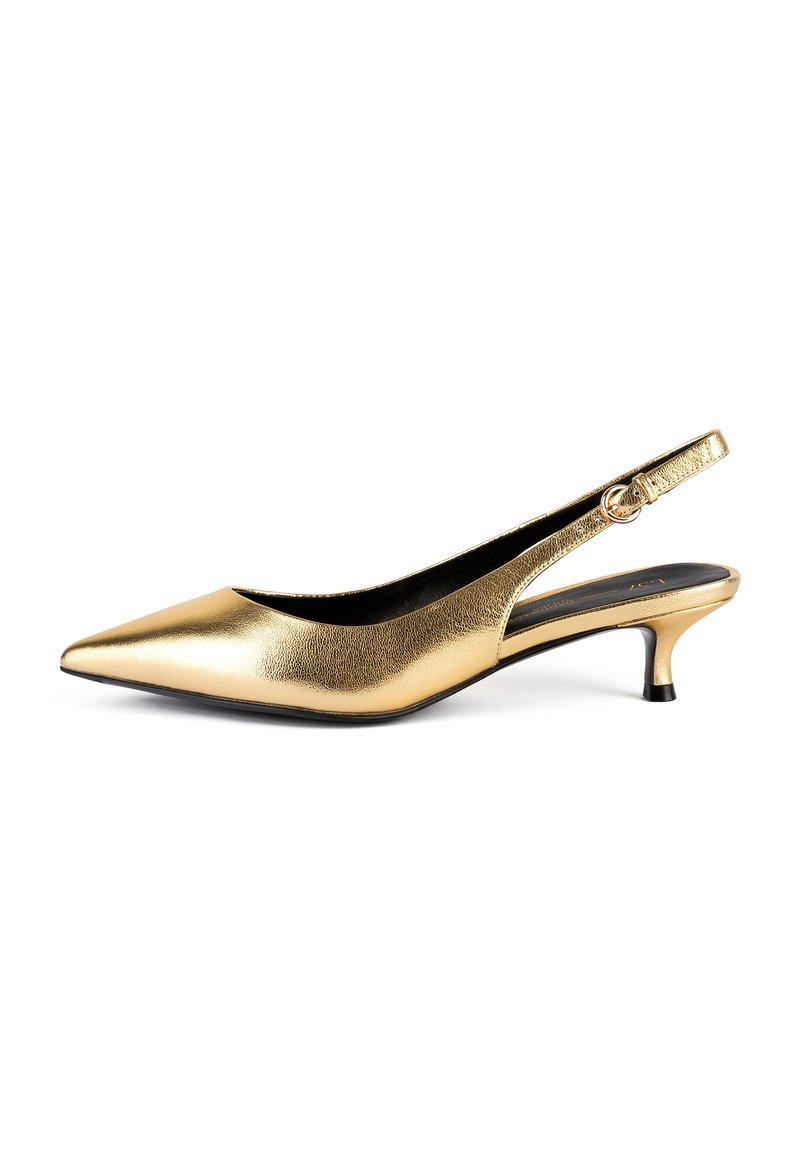 Scarpa slingback dorata, metallizzata, con punta a punta e tacco sottile, foderata in nero; presenta un accento con fibbia sulla fascia.