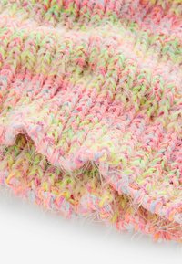 Multicolore gebreide stof met pasteltinten roze, geel en groen vezels, met een ongelijke textuur en losse draden, die een zachte, donzige uitstraling heeft.