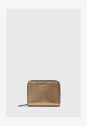 Metāliski zelta ādas maciņš ar gludu tekstūru, noapaļotas taisnstūra formas un ar rāvējslēdzēju. Priekšpusē ir smalks zīmols.