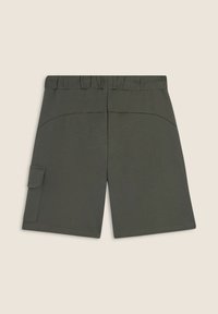 Shorts de algodón verde oliva con una cinturilla elástica, bolsillos laterales y un bolsillo tipo cargo en la pierna izquierda. Textura suave, diseño hasta la rodilla.