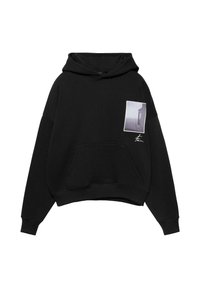 Fekete kapucnis pulóver elején zsebbel, a mellkason egy vízparti épület sarkát ábrázoló grafika, alatta kis fehér absztrakt szignatúra.