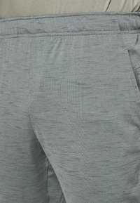 Nike Performance M NK DRY PANT HPR DRY LT YOGA - Calças de fato de treino - smoke grey/iron grey/black
