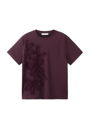 T-shirt violet foncé à manches courtes avec une grande broderie florale texturée sur le côté gauche avant.