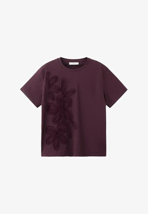 Dunkellila T-Shirt mit kurzen Ärmeln und großer, strukturierter Blumenstickerei auf der linken Vorderseite.