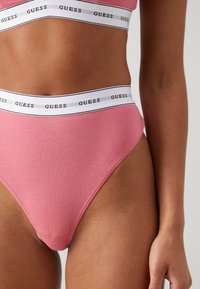 Guess CARRIE HIGH WAIST  - String - rose