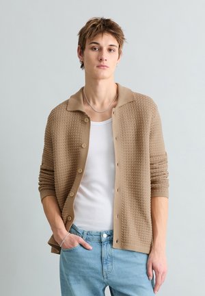 MIT MARKANTER STRUKTUR - Cardigan - frosty sand
