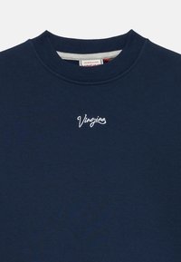 Felpa navy realizzata in morbido tessuto con scollo a costine. Presenta un logo ricamato bianco sul petto.