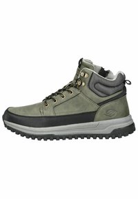 Botas de senderismo de caña alta en cuero verde oliva con acentos negros, cuello de malla texturizada, ojales dorados y suela de tracción gris resistente.