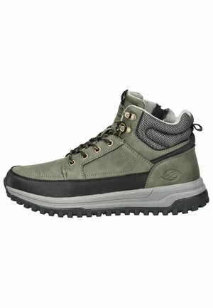 Botas de senderismo de caña alta en cuero verde oliva con acentos negros, cuello de malla texturizada, ojales dorados y suela de tracción gris resistente.