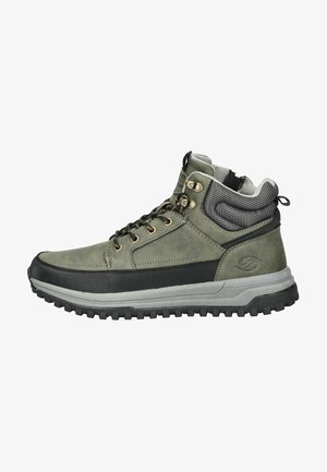 Scarponi da trekking alti in pelle verde oliva con dettagli neri, colletto in mesh testurizzato, occhielli dorati e suola grigia robusta per una buona aderenza.