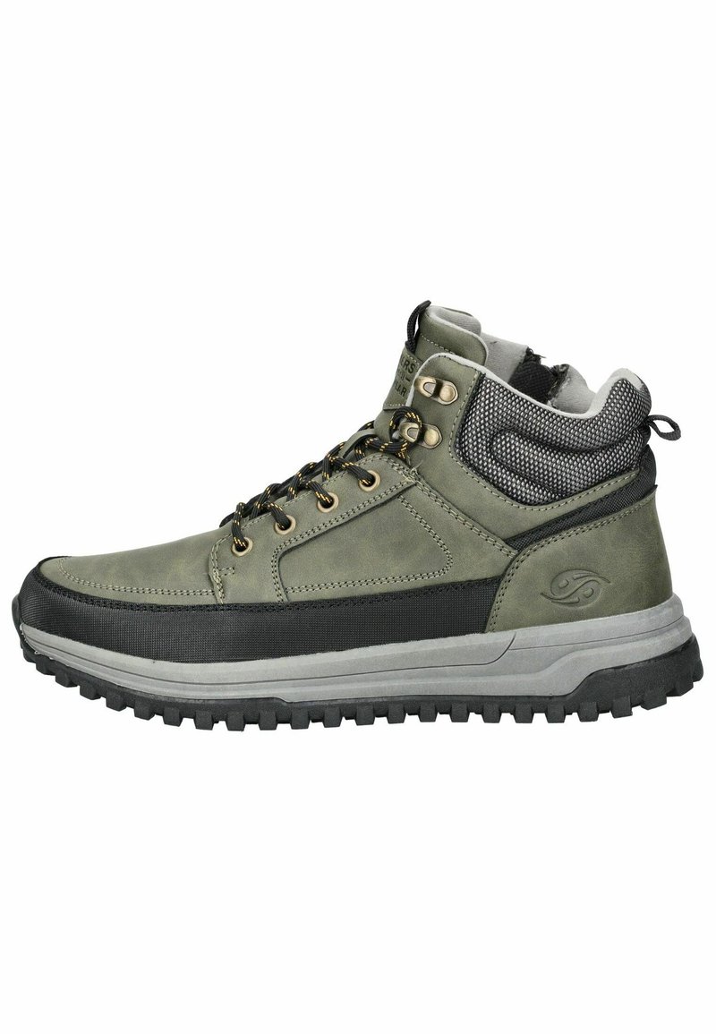 Botas de senderismo de caña alta en cuero verde oliva con acentos negros, cuello de malla texturizada, ojales dorados y suela de tracción gris resistente.