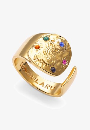 Gouden ring met een getextureerd, gegraveerd ontwerp met kleurrijke edelstenen: groene, oranje, blauwe, roze en donkerpaarse accenten.