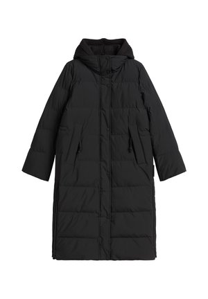 Garšs melns ordeņu ziemas mētelis ar kviltēšu šuvēm, priekšējiem pogu aizdariem, rāvējslēdzēja kabatām, ribinātu kapuci un sānu rāvējslēdzējiem.